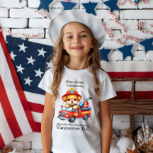 Een schattige puppy brandweerman rijdt in een mini