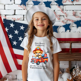 Een schattige puppy brandweerman rijdt in een mini t-shirt