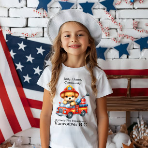 Een schattige puppy brandweerman rijdt in een mini t-shirt