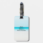 Een schattige roze flamingo op het strand bagagelabel (Achterkant verticaal)