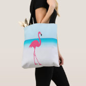 Een schattige roze flamingo op het strand tote bag (Dichtbij)
