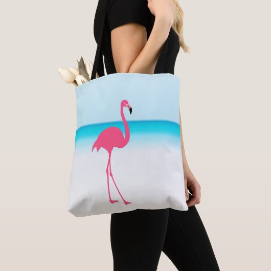 Een schattige roze flamingo op het strand tote bag (Dichtbij)