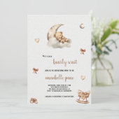 EEN SCHATTIGEE BRUINE BEER BABYSHOWER UITNODIGING (Staand voorkant)