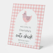 Een Schattigee Chick Peach 1st Birthday Welcome Si Reclamebord Met Voetstuk (Voorkant)