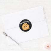 Eén Schattigee Cookie Funny Food Pun Dark BG Ronde Sticker (Envelop)