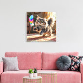 Een Schattigee donzige kat die een veer achterna z Canvas Afdruk (Insitu (Woonkamer))