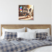 Een Schattigee donzige kat die een veer achterna z Canvas Afdruk (Insitu (Slaapkamer))