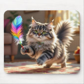 Een Schattigee donzige kat die een veer achterna z Muismat (Voorkant)