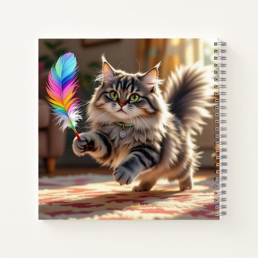 Een Schattigee donzige kat die een veer achterna z Notitieboek (Achterkant)