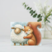 Een Schattigee eekhoorn knuffelt een schaap Briefkaart (Staand voorkant)