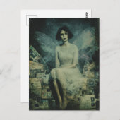 Een Schattigee fee zit op een stapel Briefkaarten (Voorkant / Achterkant)