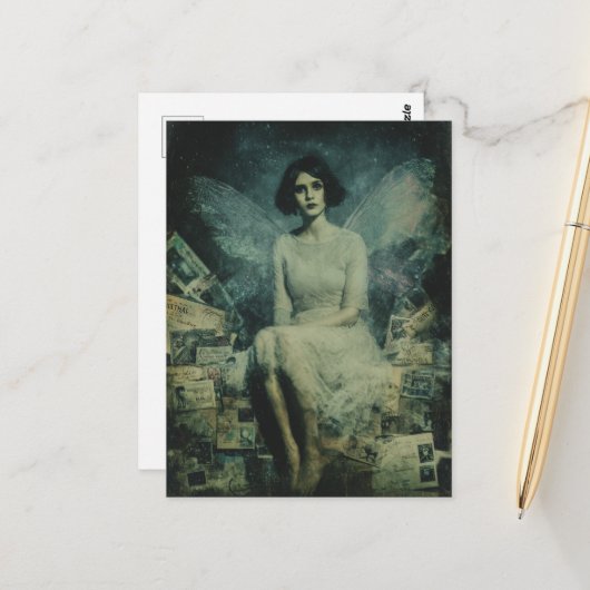 Een Schattigee fee zit op een stapel  Briefkaarten (Voorkant / Achterkant in situ)