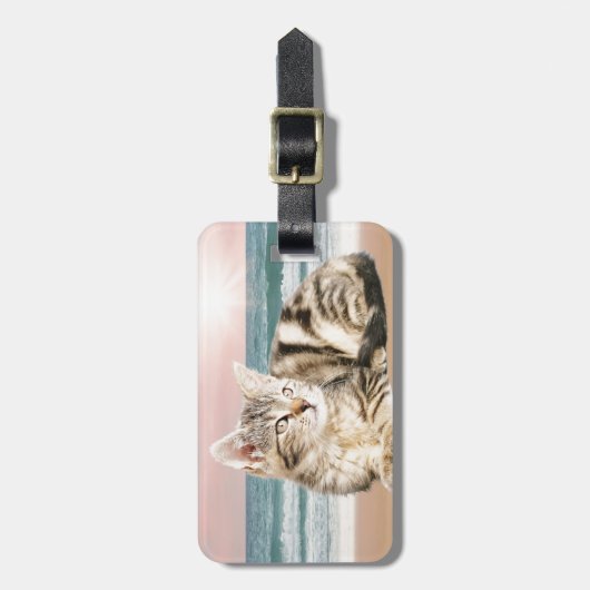 Een Schattigee Gestreepte Kat Zittend op Strand me Bagagelabel (Voorkant verticaal)