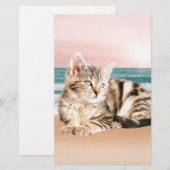 Een Schattigee Gestreepte Kat Zittend op Strand me Briefpapier (Voorkant / Achterkant)