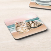 Een Schattigee Gestreepte Kat Zittend op Strand me Drankjes Onderzetter (Linkerzijde)