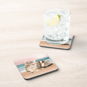 Een Schattigee Gestreepte Kat Zittend op Strand me Drankjes Onderzetter (Rechterzijde)