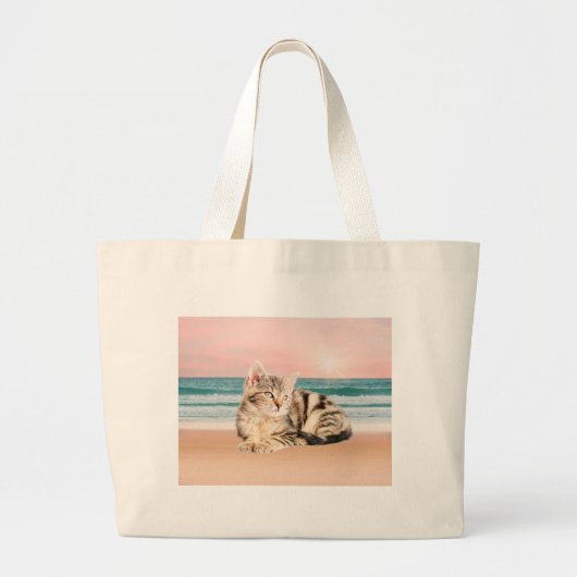 Een Schattigee Gestreepte Kat Zittend op Strand me Grote Tote Bag (Voorkant)