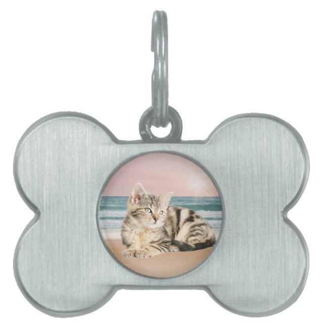 Een Schattigee Gestreepte Kat Zittend op Strand me Huisdieren Naamplaatje (voorkant)