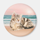 Een Schattigee Gestreepte Kat Zittend op Strand me Magneet (Voorkant)