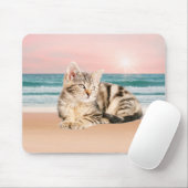 Een Schattigee Gestreepte Kat Zittend op Strand me Muismat (Met muis)