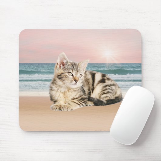 Een Schattigee Gestreepte Kat Zittend op Strand me Muismat (Met muis)