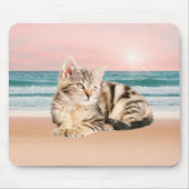 Een Schattigee Gestreepte Kat Zittend op Strand me Muismat (Voorkant)