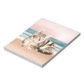 Een Schattigee Gestreepte Kat Zittend op Strand me Notitieblok (Linkerzijde)