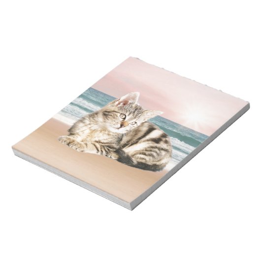 Een Schattigee Gestreepte Kat Zittend op Strand me Notitieblok (Linkerzijde)
