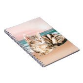 Een Schattigee Gestreepte Kat Zittend op Strand me Notitieboek (Rechterzijde)