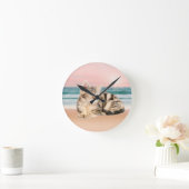 Een Schattigee Gestreepte Kat Zittend op Strand me Ronde Klok (Huis)