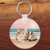 Een Schattigee Gestreepte Kat Zittend op Strand me Sleutelhanger (Voorkant)