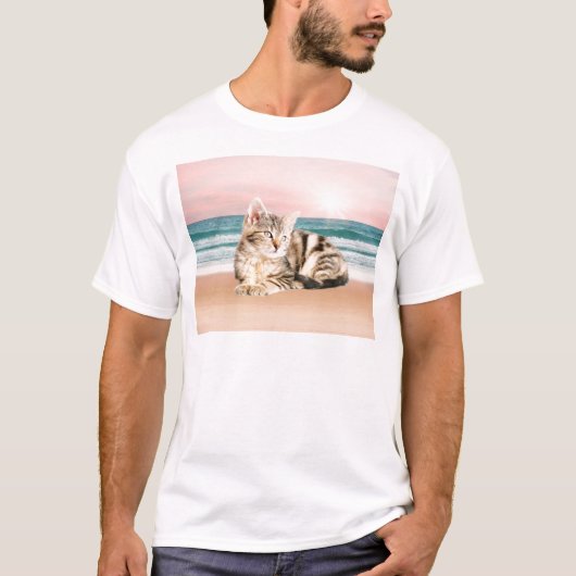 Een Schattigee Gestreepte Kat Zittend op Strand me T-shirt (Voorkant)
