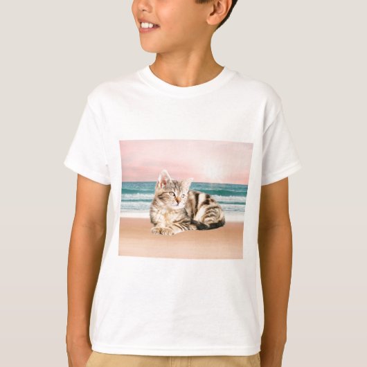 Een Schattigee Gestreepte Kat Zittend op Strand me T-shirt (Voorkant)