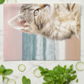 Een Schattigee Gestreepte Kat Zittend op Strand me Theedoek (Gevouwen)