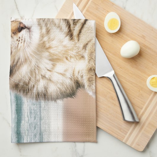 Een Schattigee Gestreepte Kat Zittend op Strand me Theedoek (Quarter Fold)