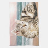 Een Schattigee Gestreepte Kat Zittend op Strand me Theedoek (Verticaal)