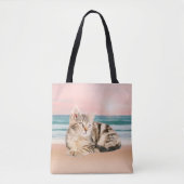Een Schattigee Gestreepte Kat Zittend op Strand me Tote Bag (Voorkant)