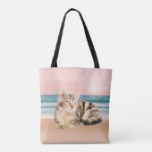 Een Schattigee Gestreepte Kat Zittend op Strand me Tote Bag (Achterkant)