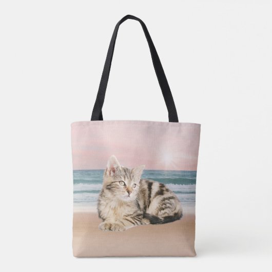Een Schattigee Gestreepte Kat Zittend op Strand me Tote Bag (Achterkant)