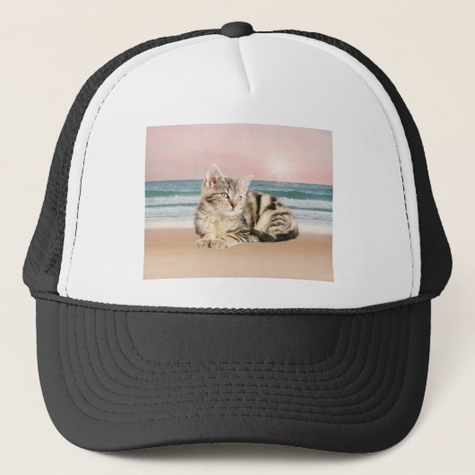 Een Schattigee Gestreepte Kat Zittend op Strand me Trucker Pet (Voorkant)