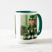 Een Schattigee kabouter met een groene kopje koffi Mok (Voorkant rechts)