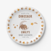 Een Schattigee kleine dinosaurus is op weg naar he Papieren Bordje (Voorkant)