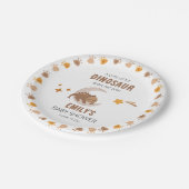 Een Schattigee kleine dinosaurus is op weg naar he Papieren Bordje (Gekanteld)