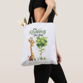 Een Schattigee kleine Giraffe met de boom, wortele Tote Bag (Dichtbij)