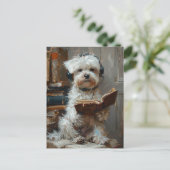 Een Schattigee witte hond die een boek leest Briefkaart (Staand voorkant)
