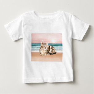 Een schattigere gestreepte kat die op het strand z