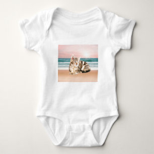 Een schattigere gestreepte kat zit op het strand b romper