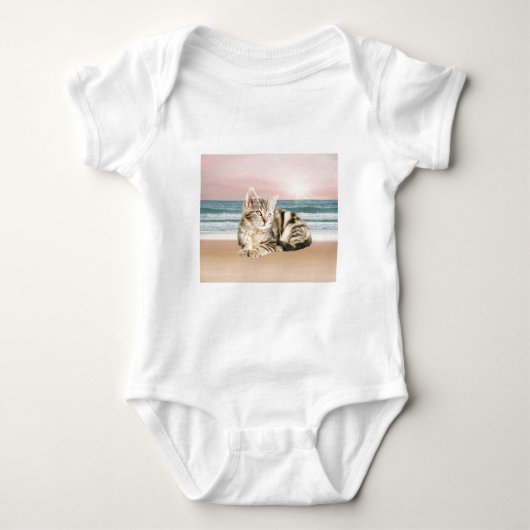 Een schattigere gestreepte kat zit op het strand b romper (Voorkant)