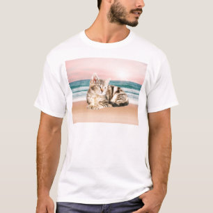 Een schattigere gestreepte kat zittend op het stra t-shirt