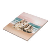Een schattigere gestreepte kat zittend op het stra tegeltje (Zijkant)